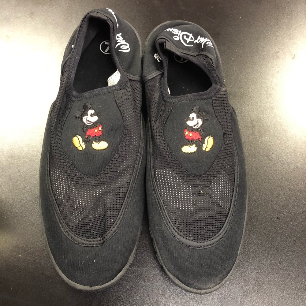 Walt Disney Vintage Mickey Mouse Mens 7 Womans 8.5 black water shoes